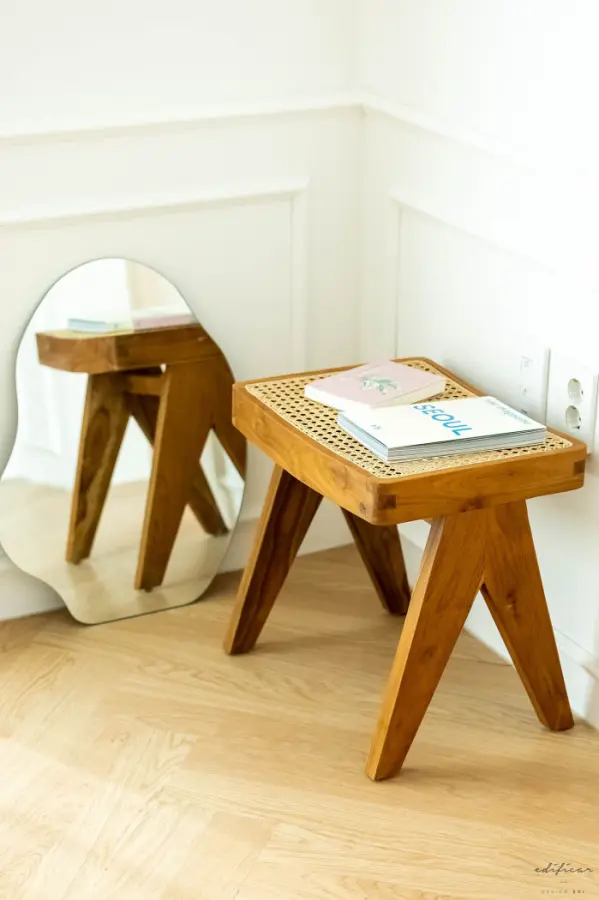 라탄 스툴과 비정형 거울 코너 스타일링